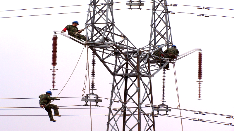 安裝輸電線路避雷器在線監(jiān)測(cè)儀